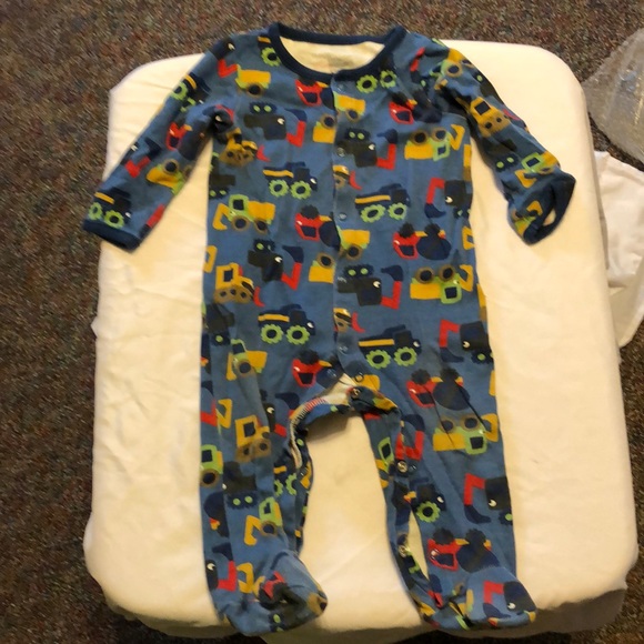 6-9 month snap up jammies - Picture 1 of 4